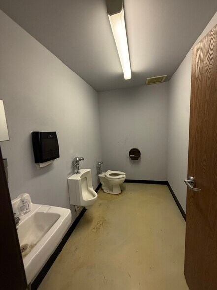 More Photos Of 1202 Industrial Dr, Warsaw Industrial For Sale