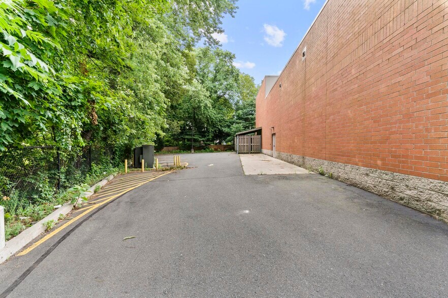 More Photos Of 1083 Boston Post Rd, Milford Drugstore For Lease