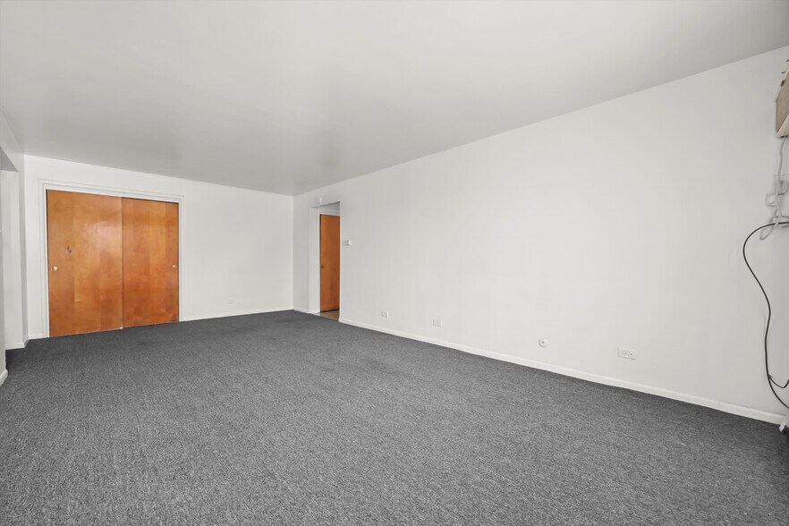 More Photos Of 1049 W Vermont Ave, Calumet Park Apartments For Sale