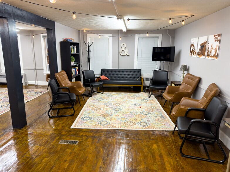 More Photos Of 634 Main St, Forest Park Flex For Sale