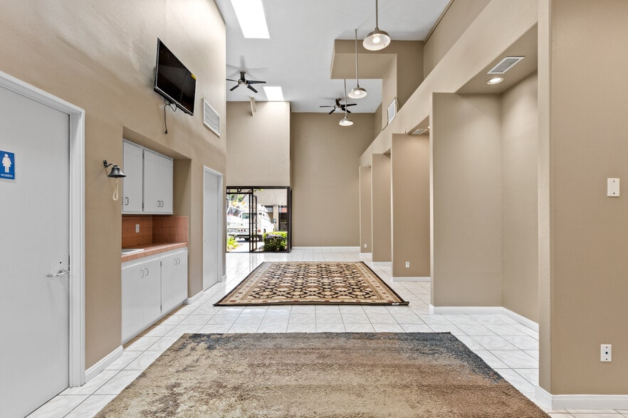 More Photos Of 1240 N Jefferson St, Anaheim Warehouse For Sale