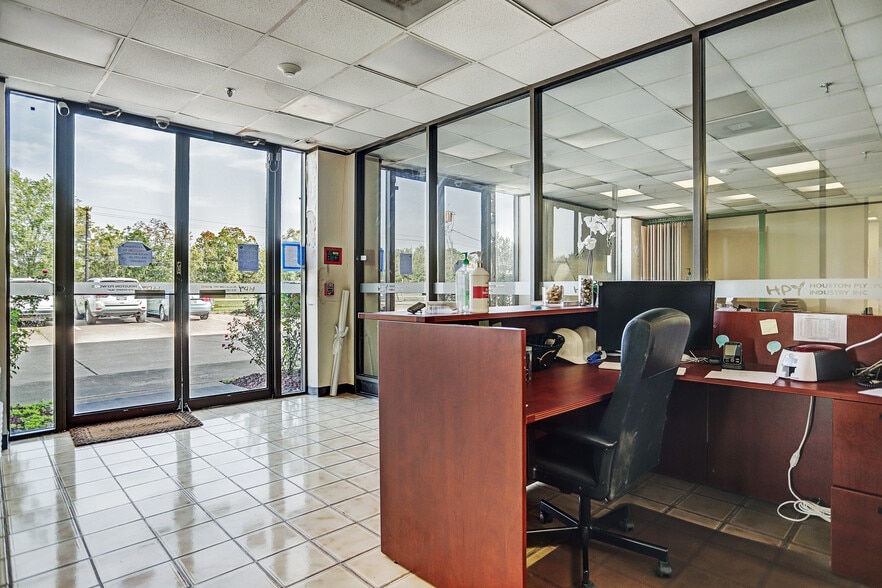 More Photos Of 3702 Knapp Rd, Pearland Warehouse For Lease