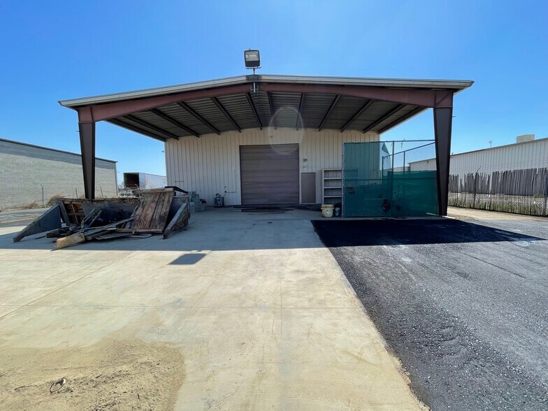 More Photos Of 4114 Armour Ave, Bakersfield Showroom For Sale
