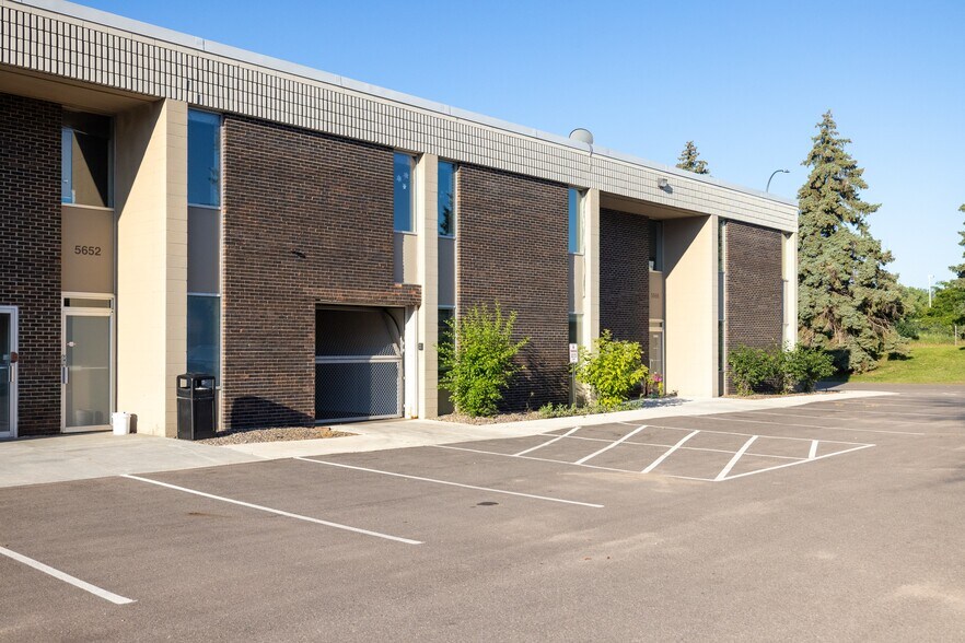 More Photos Of 5600-5628 Lincoln Dr, Edina Light Distribution For Lease