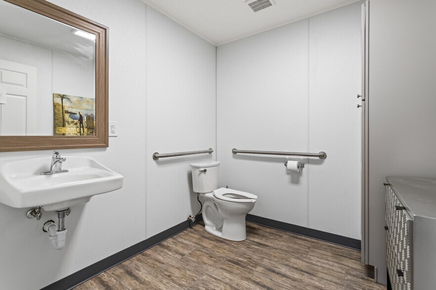 More Photos Of 3144 Texas Ave, Bridge City Warehouse For Lease