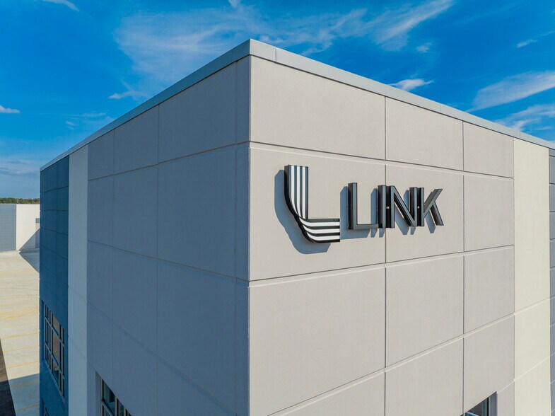 More Photos Of 60 Motor Pky, Commack Warehouse For Lease