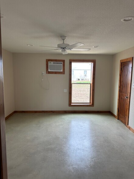 More Photos Of 3984 Old Lorena, Lorena Flex For Lease