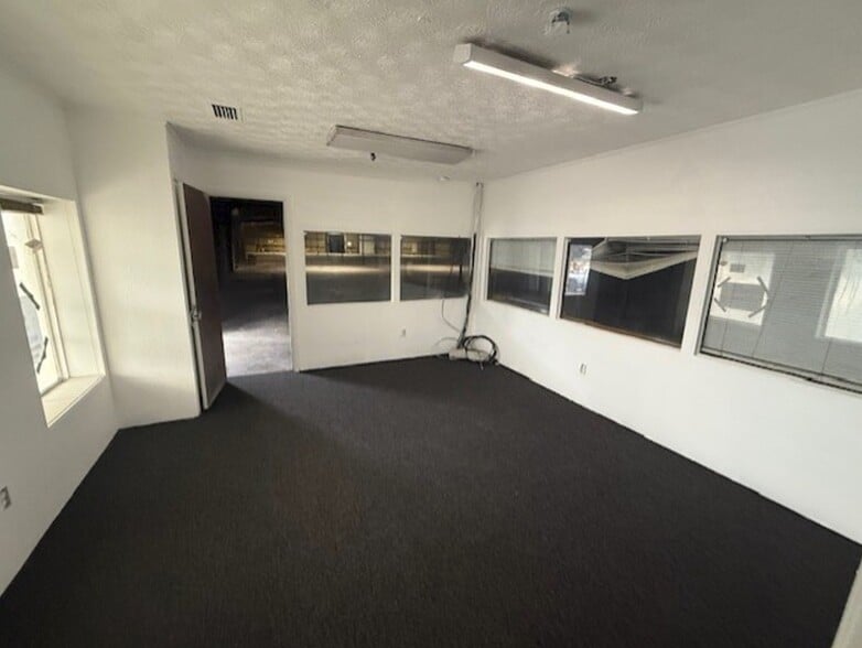 More Photos Of 479 Zoo Pky, Jacksonville Warehouse For Lease