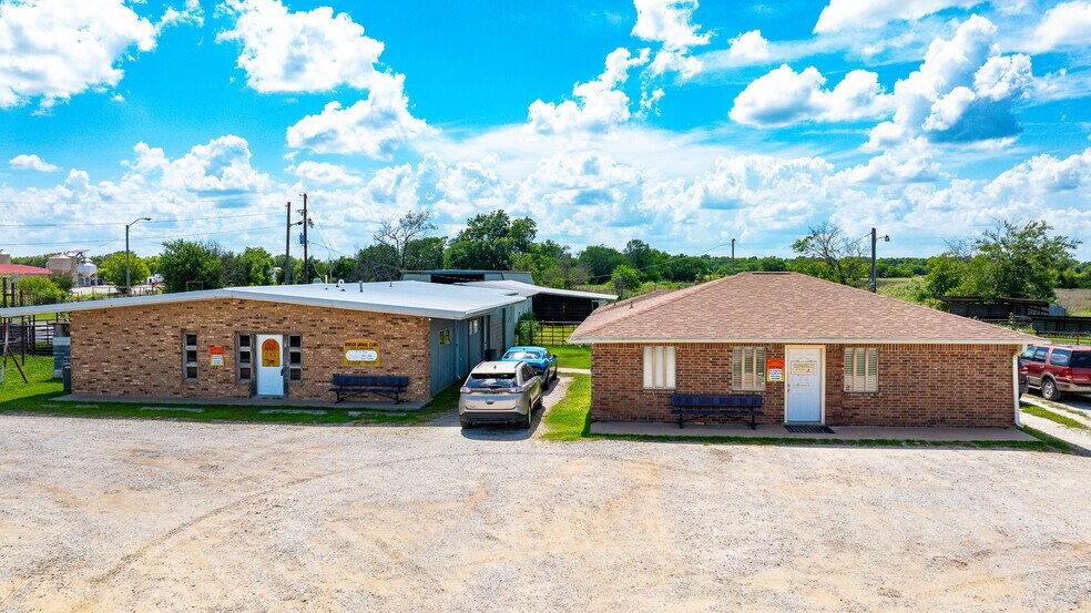 More Photos Of 1853 S Broadway St, Coalgate Flex For Sale