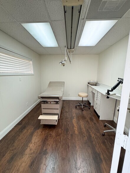 More Photos Of 3630 Almazan Dr, Dallas Medical For Lease