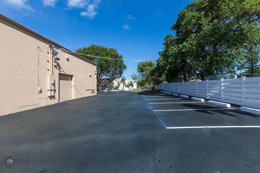 More Photos Of 2050 N University Dr, Sunrise Freestanding For Sale