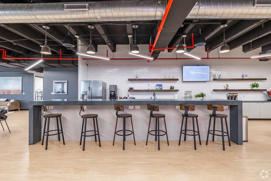 More Photos Of 7550 W Interstate 10, San Antonio Office For Lease