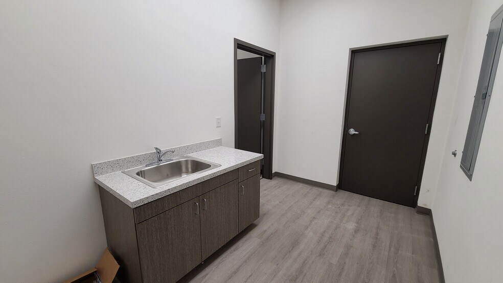 More Photos Of 1793 Silverton Rd NE, Salem Freestanding For Lease