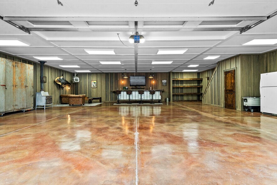 More Photos Of 11155 Hubbard Rd, Kansas City Flex For Sale