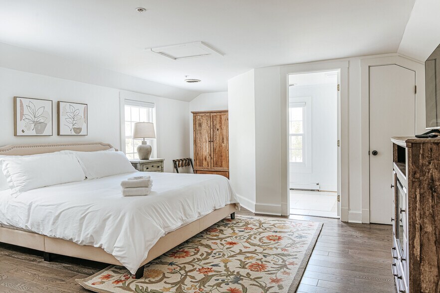 More Photos Of 1329 Commerce Rd, Staunton Hotel For Sale