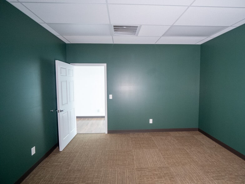 More Photos Of 1654-1664 S Choctaw Rd, Choctaw Freestanding For Lease