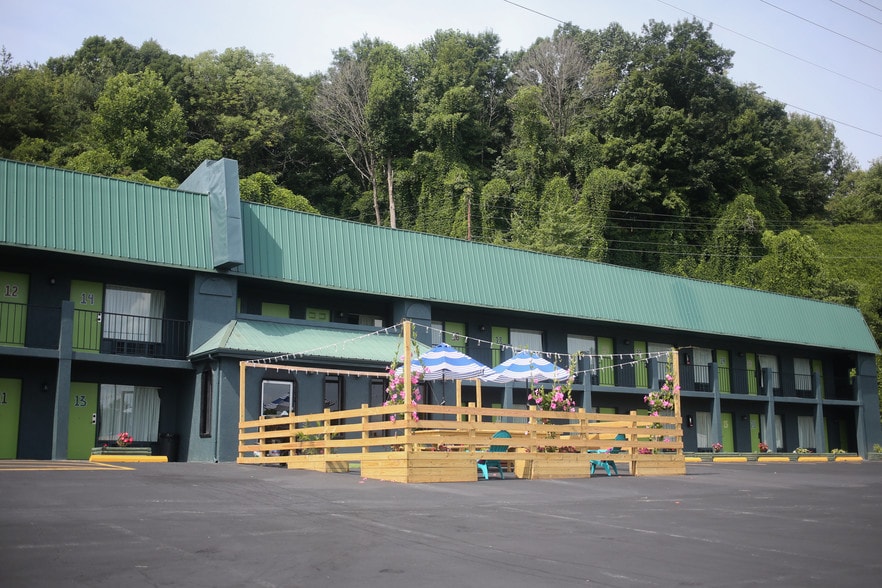 More Photos Of 1798 S Wilderness Rd, Mount Vernon Hotel For Sale