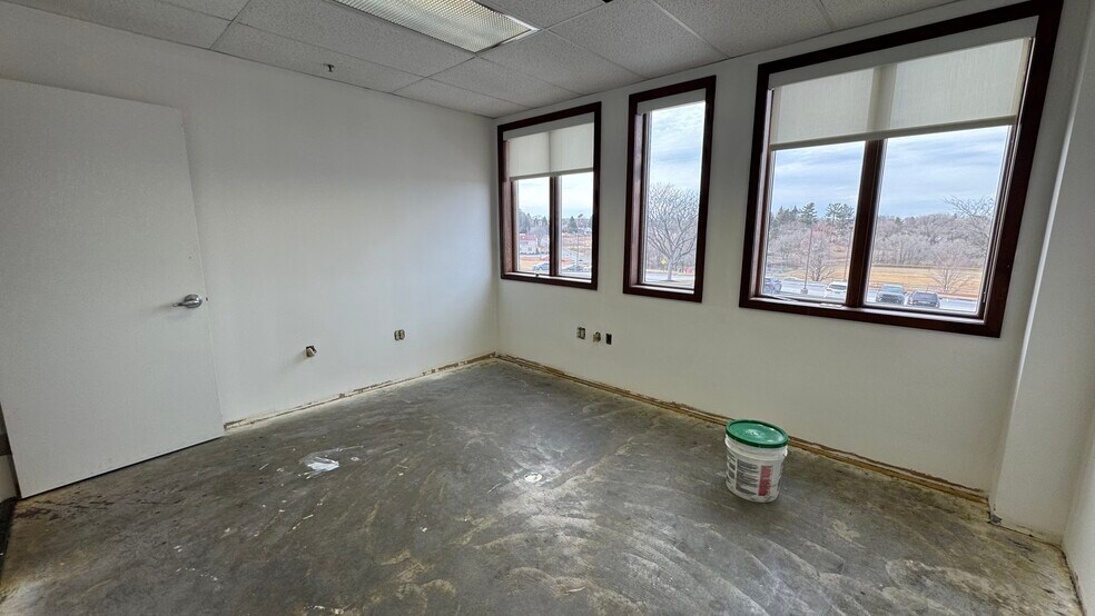 More Photos Of 2925 William Penn Hwy, Easton Office For Lease