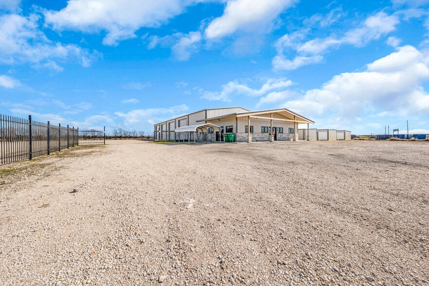 More Photos Of 11639 E US Highway 175, Kemp Flex For Lease