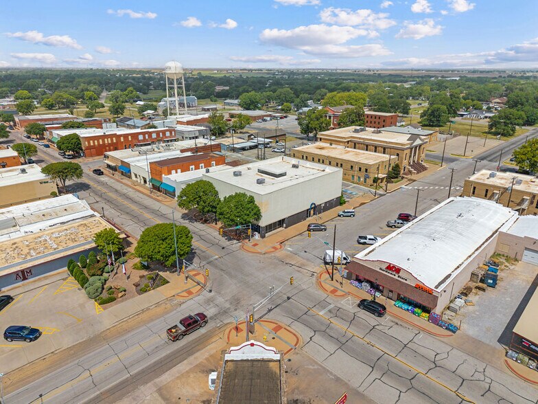 More Photos Of 317 E 3rd St, Burkburnett Bank For Sale