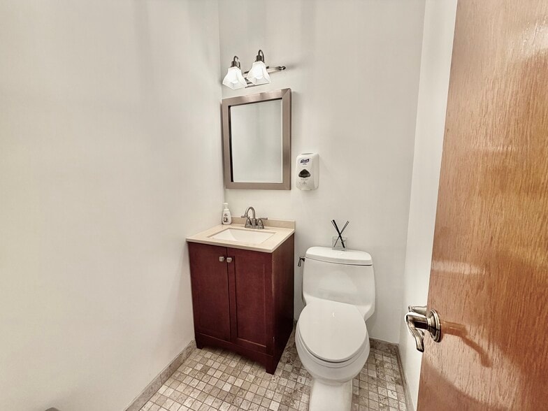 More Photos Of 4 Dearfield Dr, Greenwich Medical For Lease