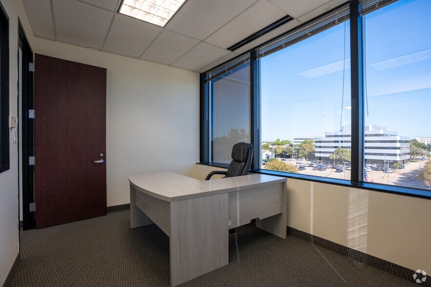 More Photos Of 1250 E Copeland Rd, Arlington Office For Lease