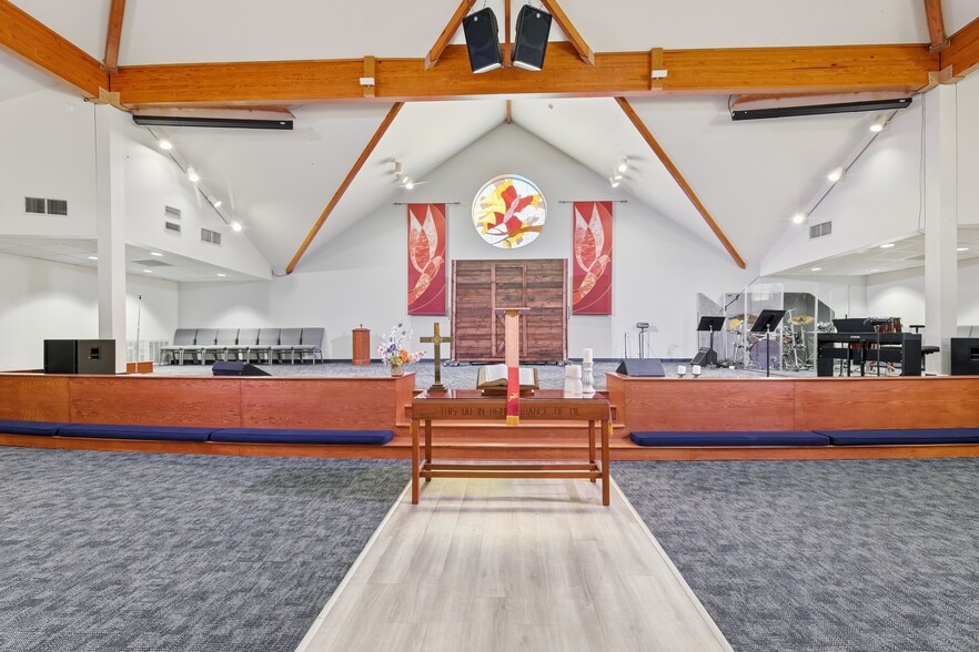 More Photos Of 2045 SE Green Oaks Blvd, Arlington Religious Facility For Sale