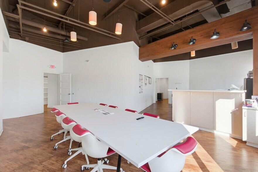 More Photos Of 5540-5550 N Farmer Branch Rd, Ozark General Retail For Lease