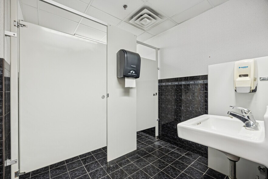 More Photos Of 1800 Pioneer Creek Ctr, Maple Plain Office For Lease