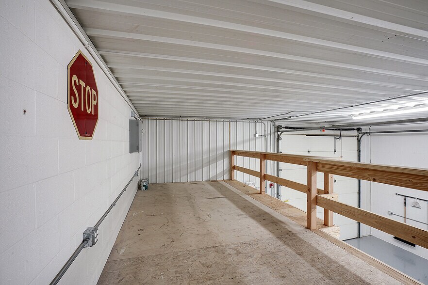 More Photos Of 1307 S Schoolhouse Rd, New Lenox Warehouse For Lease