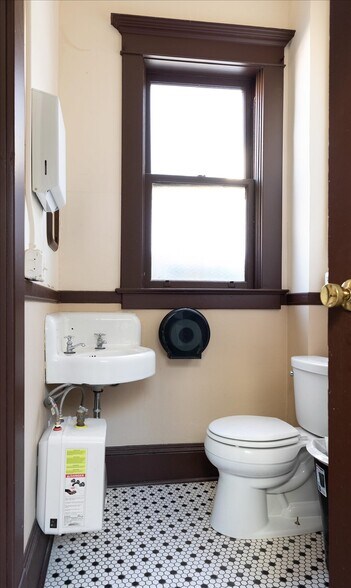 More Photos Of 619 Commercial Ave, Anacortes Storefront Retail Office For Sale