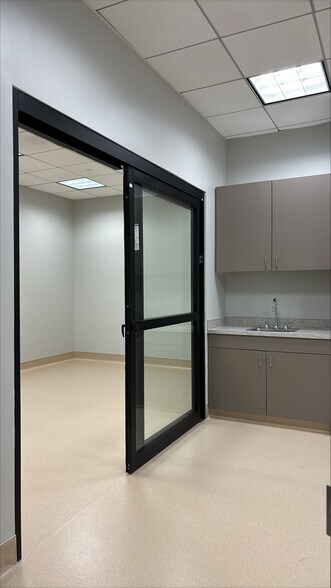 More Photos Of 411 Lantern Bend Dr, Houston Medical For Lease