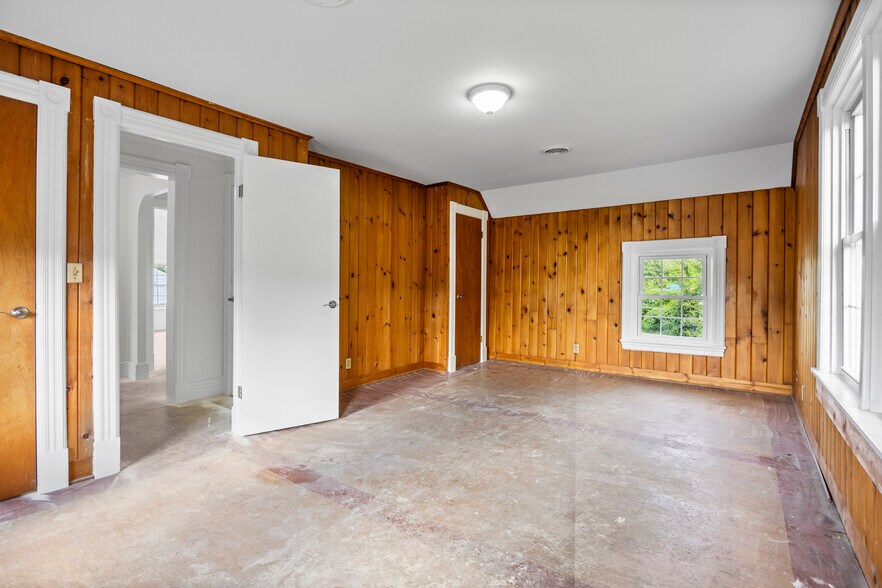 More Photos Of 267 Wolf Rd, Latham Office For Lease