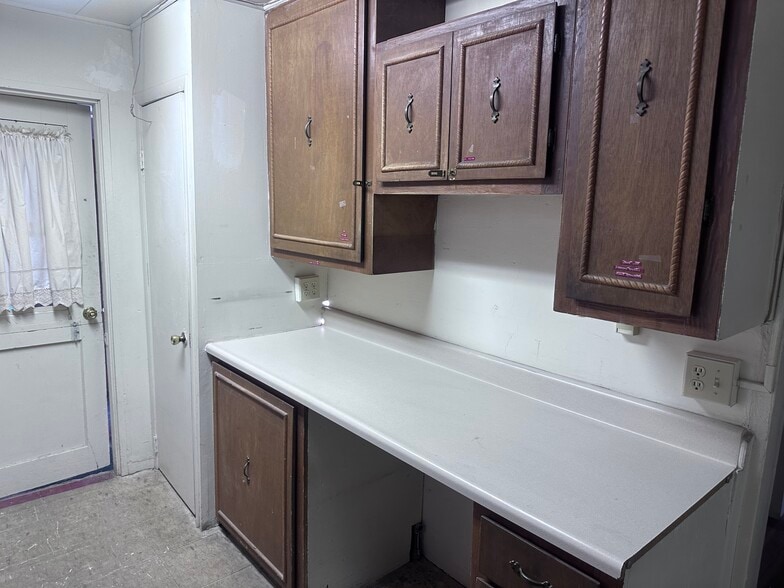 More Photos Of 860 W 4th St, Benson Flex For Sale