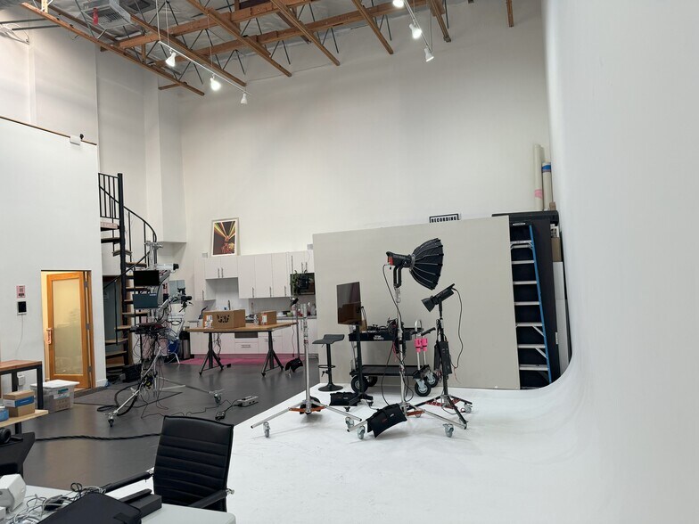 More Photos Of 8950-8956 Ellis Ave, Los Angeles Showroom For Lease