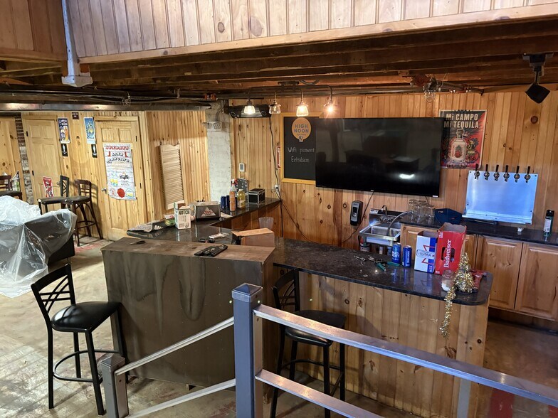 More Photos Of 944 Elm St, Manchester Storefront Retail Office For Lease