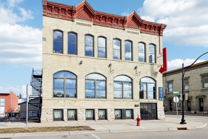 More Photos Of 101 Church St, Lake Mills Loft Creative Space For Sale