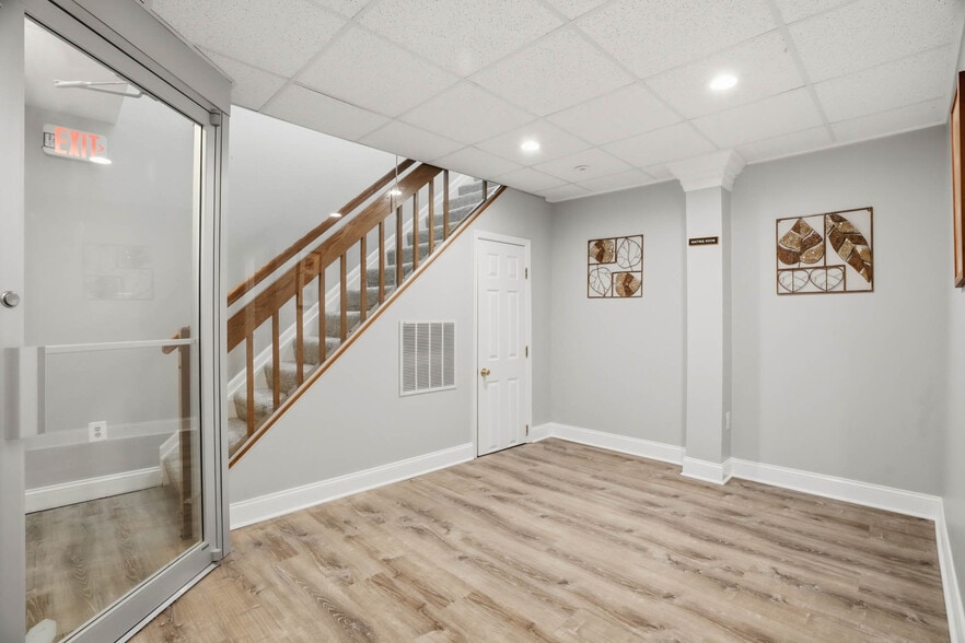 More Photos Of 1662 Village Green, Crofton Office For Lease