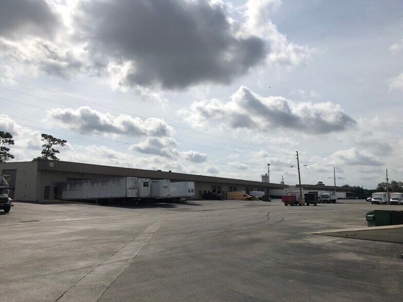 More Photos Of 6127-6157 Cyril Ave, Orlando Manufacturing For Lease