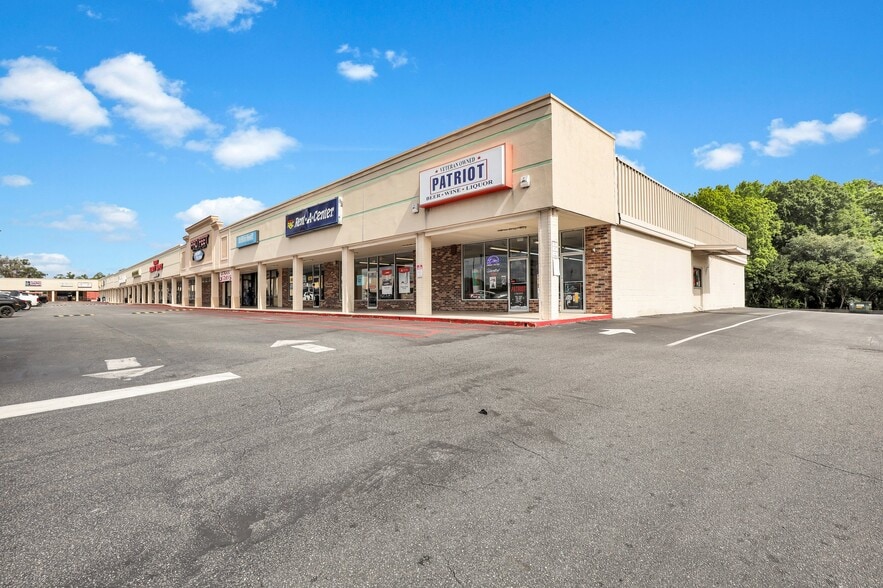 More Photos Of 105-149 W Hendry St, Hinesville Storefront For Lease
