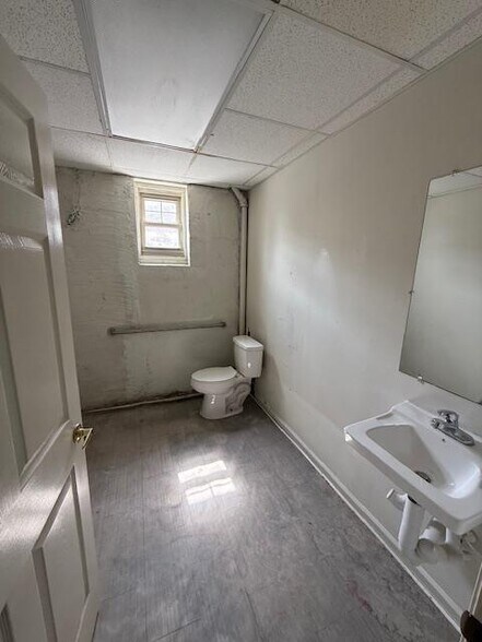 More Photos Of 1421 S Main St, High Point Office For Lease