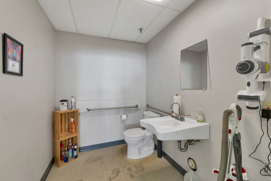 More Photos Of 777 S Willow St, Manchester Storefront For Lease