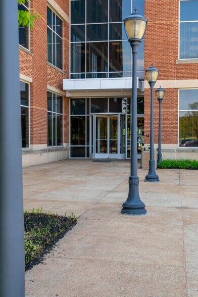 More Photos Of 5400 New Albany Rd, New Albany Office For Lease