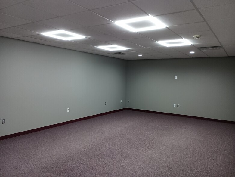 More Photos Of 2330 NE Independence Ave, Lee's Summit Warehouse For Sale