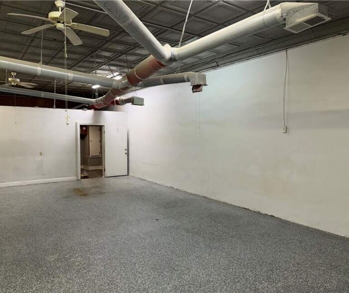 More Photos Of 208 SE Avenue 2 Ave, Atkins Office For Sale