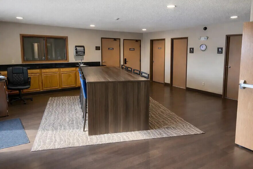 More Photos Of 3815 S Lincoln Ave, York Hotel For Sale