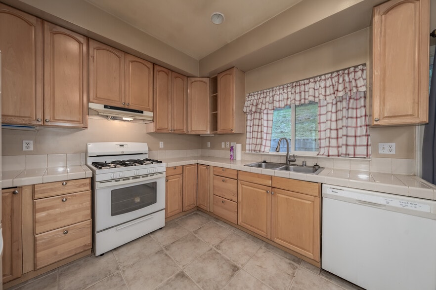 More Photos Of 10401 Point Lakeview Rd, Kelseyville Apartments For Sale