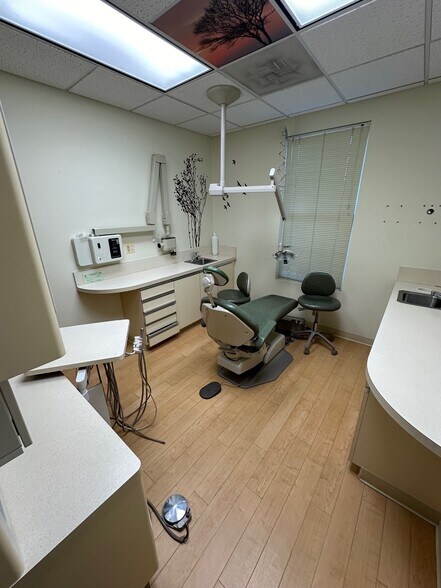More Photos Of 6134-6138 Redwood Square Ctr, Centreville Medical For Sale