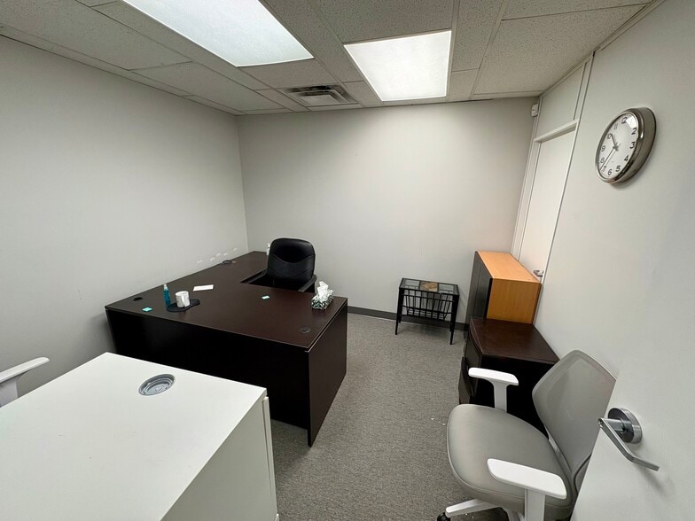More Photos Of 204-218 Blue Mountain St, Coquitlam Office For Lease