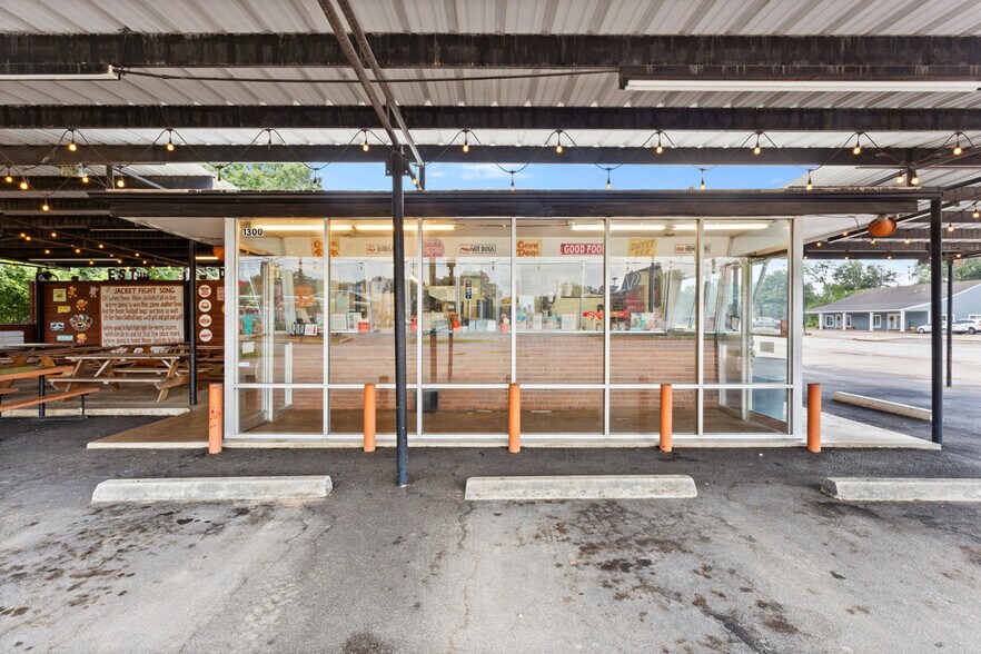 More Photos Of 1300 S Gordon St, Alvin Fast Food For Sale